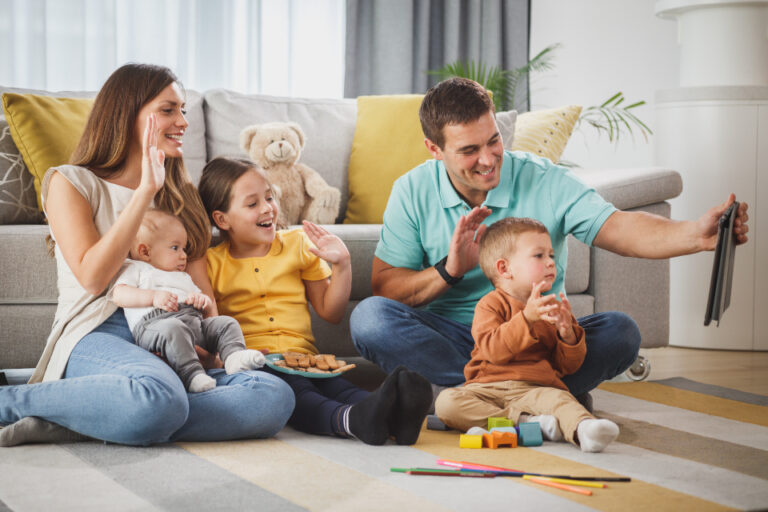 Stimuler la Curiosité Naturelle de bébé : Conseils Montessori pour les 0 à 3 ans